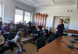 Miłe odwiedziny w Gninie Krzymów, czyli wycieczka do Urzędu Gminy oraz Gminnej Biblioteki Publicznej- gr. XI i XII