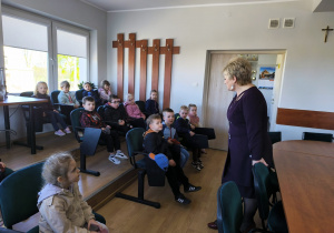 Miłe odwiedziny w Gninie Krzymów, czyli wycieczka do Urzędu Gminy oraz Gminnej Biblioteki Publicznej- gr. XI i XII