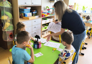 „Rodzinna porcja zdrowia”- czyli spotkanie w gr. XII z mamusią Antosi, mamusią Jasia i babcią Jaśminki