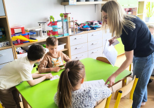 „Rodzinna porcja zdrowia”- czyli spotkanie w gr. XII z mamusią Antosi, mamusią Jasia i babcią Jaśminki