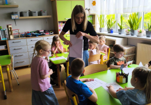 „Rodzinna porcja zdrowia”- czyli spotkanie w gr. XII z mamusią Antosi, mamusią Jasia i babcią Jaśminki