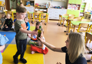 „Rodzinna porcja zdrowia”- czyli spotkanie w gr. XII z mamusią Antosi, mamusią Jasia i babcią Jaśminki