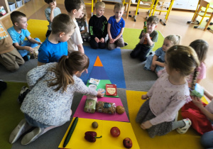 „Rodzinna porcja zdrowia”- czyli spotkanie w gr. XII z mamusią Antosi, mamusią Jasia i babcią Jaśminki