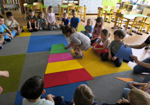 „Rodzinna porcja zdrowia”- czyli spotkanie w gr. XII z mamusią Antosi, mamusią Jasia i babcią Jaśminki