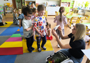 „Rodzinna porcja zdrowia”- czyli spotkanie w gr. XII z mamusią Antosi, mamusią Jasia i babcią Jaśminki