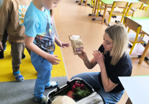 „Rodzinna porcja zdrowia”- czyli spotkanie w gr. XII z mamusią Antosi, mamusią Jasia i babcią Jaśminki