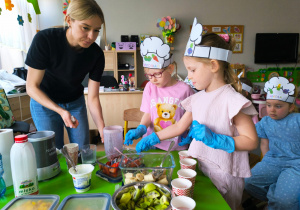 „Rodzinna porcja zdrowia”- czyli spotkanie w gr. XII z mamusią Antosi, mamusią Jasia i babcią Jaśminki