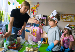 „Rodzinna porcja zdrowia”- czyli spotkanie w gr. XII z mamusią Antosi, mamusią Jasia i babcią Jaśminki