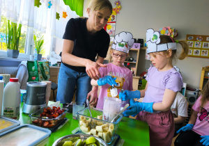 „Rodzinna porcja zdrowia”- czyli spotkanie w gr. XII z mamusią Antosi, mamusią Jasia i babcią Jaśminki