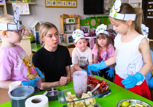 „Rodzinna porcja zdrowia”- czyli spotkanie w gr. XII z mamusią Antosi, mamusią Jasia i babcią Jaśminki