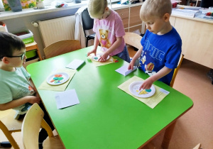 „Rodzinna porcja zdrowia”- czyli spotkanie w gr. XII z mamusią Antosi, mamusią Jasia i babcią Jaśminki