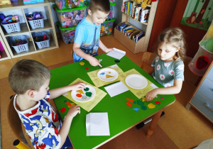 „Rodzinna porcja zdrowia”- czyli spotkanie w gr. XII z mamusią Antosi, mamusią Jasia i babcią Jaśminki