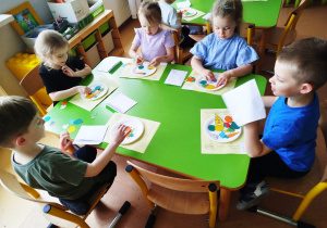 „Rodzinna porcja zdrowia”- czyli spotkanie w gr. XII z mamusią Antosi, mamusią Jasia i babcią Jaśminki