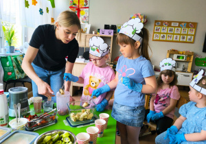 „Rodzinna porcja zdrowia”- czyli spotkanie w gr. XII z mamusią Antosi, mamusią Jasia i babcią Jaśminki