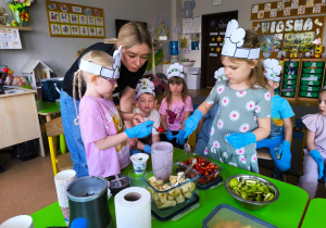 „Rodzinna porcja zdrowia”- czyli spotkanie w gr. XII z mamusią Antosi, mamusią Jasia i babcią Jaśminki