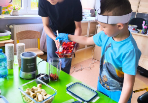 „Rodzinna porcja zdrowia”- czyli spotkanie w gr. XII z mamusią Antosi, mamusią Jasia i babcią Jaśminki