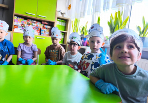 „Rodzinna porcja zdrowia”- czyli spotkanie w gr. XII z mamusią Antosi, mamusią Jasia i babcią Jaśminki