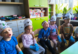 „Rodzinna porcja zdrowia”- czyli spotkanie w gr. XII z mamusią Antosi, mamusią Jasia i babcią Jaśminki