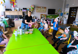 „Rodzinna porcja zdrowia”- czyli spotkanie w gr. XII z mamusią Antosi, mamusią Jasia i babcią Jaśminki