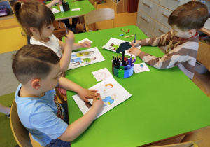 „Rodzinna porcja zdrowia”- czyli spotkanie w gr. XII z mamusią Antosi, mamusią Jasia i babcią Jaśminki