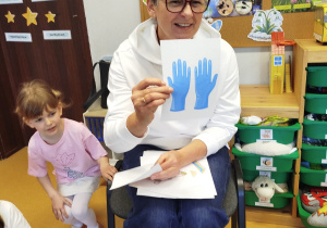 „Rodzinna porcja zdrowia”- czyli spotkanie w gr. XII z mamusią Antosi, mamusią Jasia i babcią Jaśminki