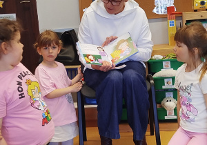 „Rodzinna porcja zdrowia”- czyli spotkanie w gr. XII z mamusią Antosi, mamusią Jasia i babcią Jaśminki