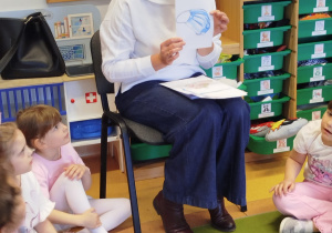 „Rodzinna porcja zdrowia”- czyli spotkanie w gr. XII z mamusią Antosi, mamusią Jasia i babcią Jaśminki