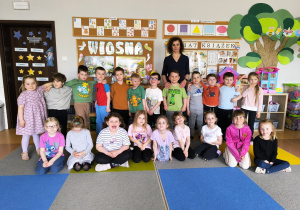 „Rodzinna porcja zdrowia”- czyli spotkanie w gr. XII z mamusią Antosi, mamusią Jasia i babcią Jaśminki