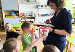 „Rodzinna porcja zdrowia”- czyli spotkanie w gr. XII z mamusią Antosi, mamusią Jasia i babcią Jaśminki