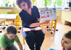 „Rodzinna porcja zdrowia”- czyli spotkanie w gr. XII z mamusią Antosi, mamusią Jasia i babcią Jaśminki