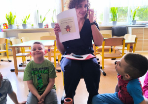„Rodzinna porcja zdrowia”- czyli spotkanie w gr. XII z mamusią Antosi, mamusią Jasia i babcią Jaśminki