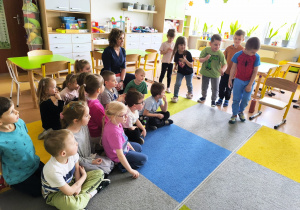 „Rodzinna porcja zdrowia”- czyli spotkanie w gr. XII z mamusią Antosi, mamusią Jasia i babcią Jaśminki