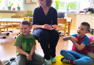 „Rodzinna porcja zdrowia”- czyli spotkanie w gr. XII z mamusią Antosi, mamusią Jasia i babcią Jaśminki