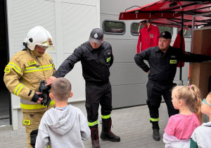 Przedszkolaki z grupy III i VI z wizytą w jednostce OPS w Żychlinie