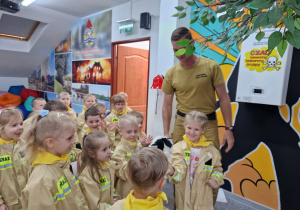 Bohaterowie na co dzień !!! Grupa X - poznaje tajniki pracy strażaków – bohaterów w hełmach.