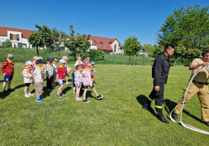 Bohaterowie na co dzień !!! Grupa X - poznaje tajniki pracy strażaków – bohaterów w hełmach.