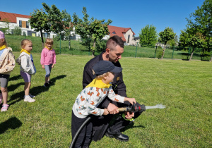 Bohaterowie na co dzień !!! Grupa X - poznaje tajniki pracy strażaków – bohaterów w hełmach.