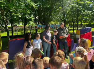 Goście z Wielkiej Brytanii czytają „Lokomotywę” w języku angielskim podczas XXV OTCD