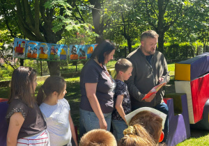 Goście z Wielkiej Brytanii czytają „Lokomotywę” w języku angielskim podczas XXV OTCD