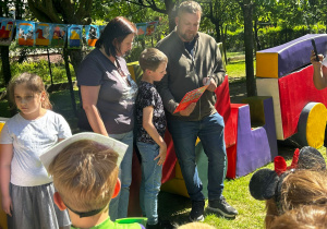 Goście z Wielkiej Brytanii czytają „Lokomotywę” w języku angielskim podczas XXV OTCD