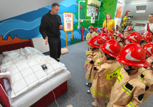Strażak czyta przedszkolakom!- czyli XXV Ogólnopolski Tydzień Czytania Dzieciom i wizyta grupy II w Jednostce Ratowniczo-Gaśniczej nr 2 w Koninie
