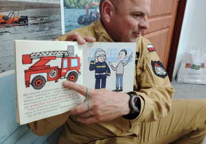 Strażak czyta przedszkolakom!- czyli XXV Ogólnopolski Tydzień Czytania Dzieciom i wizyta grupy II w Jednostce Ratowniczo-Gaśniczej nr 2 w Koninie