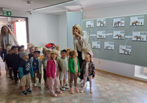 Wycieczka maluszków z grupy IX do Muzeum Okręgowego w Koninie