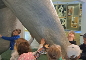 Wycieczka maluszków z grupy IX do Muzeum Okręgowego w Koninie