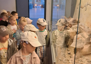 Wycieczka maluszków z grupy IX do Muzeum Okręgowego w Koninie