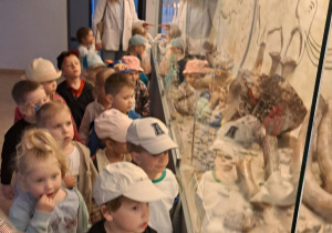 Wycieczka maluszków z grupy IX do Muzeum Okręgowego w Koninie