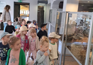 Wycieczka maluszków z grupy IX do Muzeum Okręgowego w Koninie