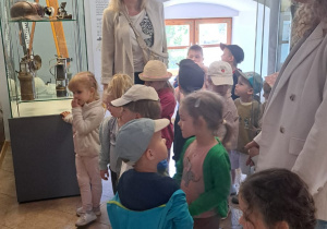 Wycieczka maluszków z grupy IX do Muzeum Okręgowego w Koninie