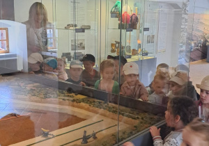 Wycieczka maluszków z grupy IX do Muzeum Okręgowego w Koninie
