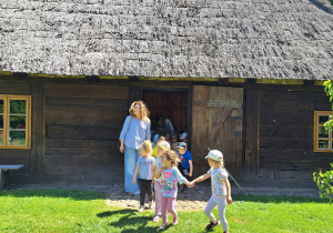 Wycieczka maluszków z grupy IX do Muzeum Okręgowego w Koninie